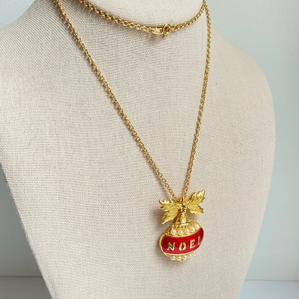 Avon Noel Christmas pendant necklace in goldtone with faux pearls and red enamel - Picture 10 of 10